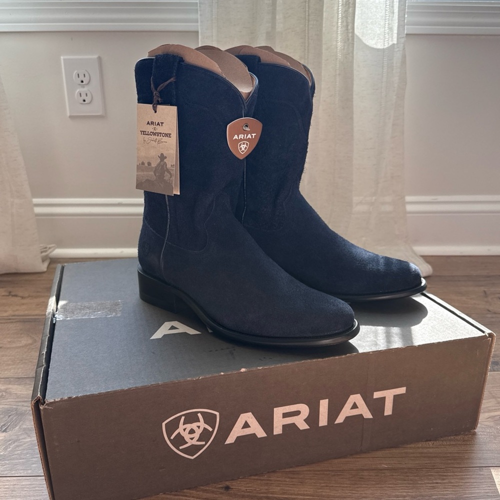 New Ariat Men 9  DMEDIUM  Boots Yellowstone Midnight Rancher Oiled Navy Roughout